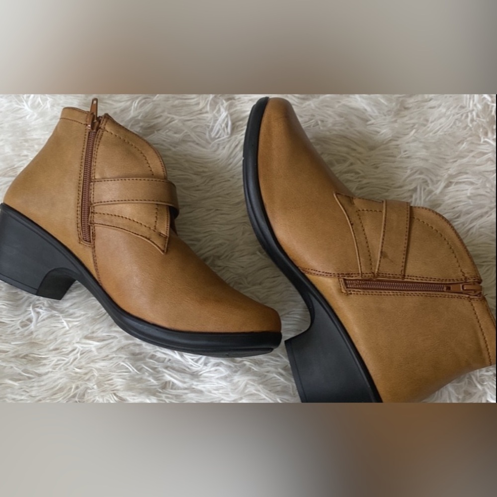 Women’s Sz 10W Brown leather buckle comfortable business casual booties